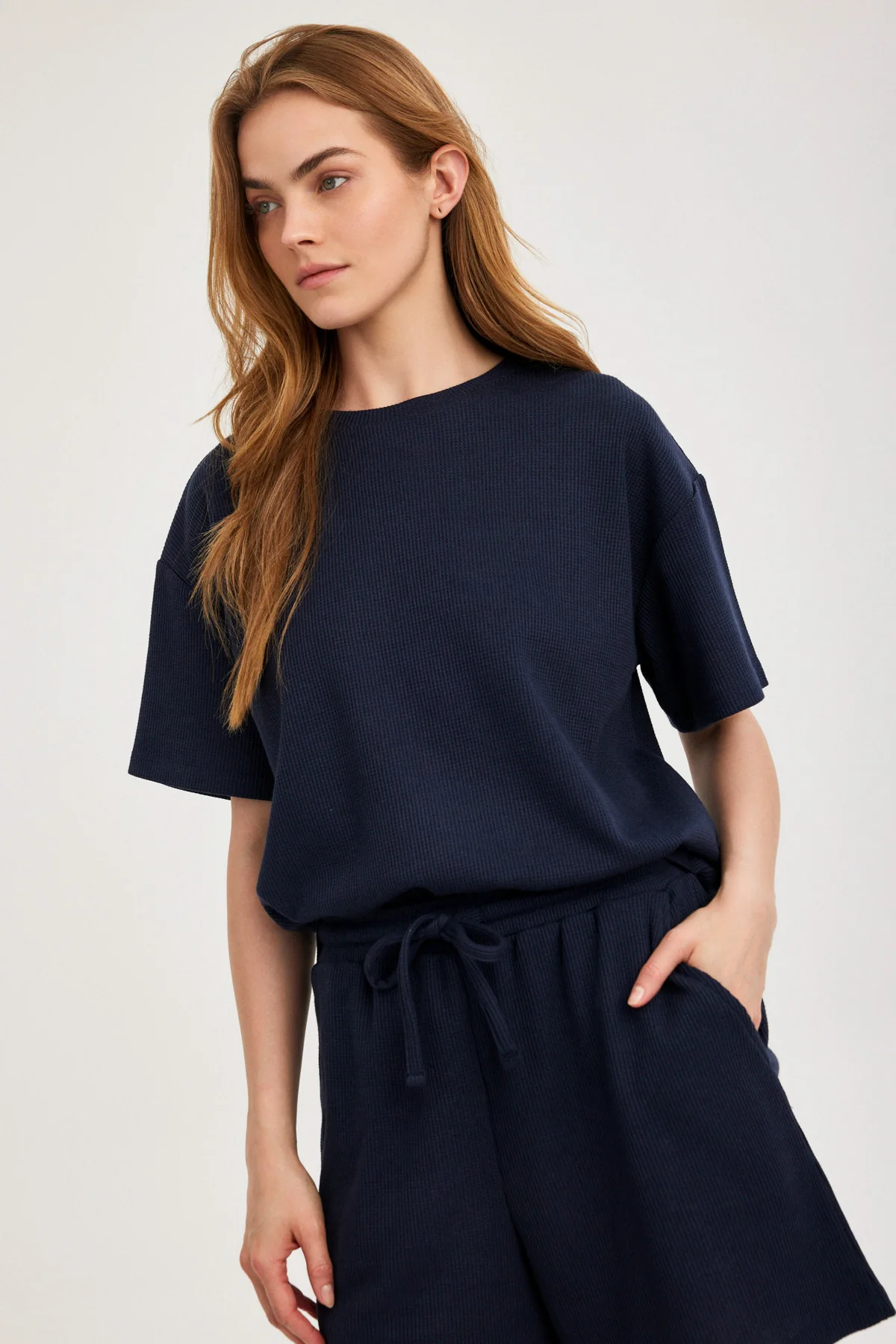 חולצת בייסיק קצרה וופל נייבי - Image 2